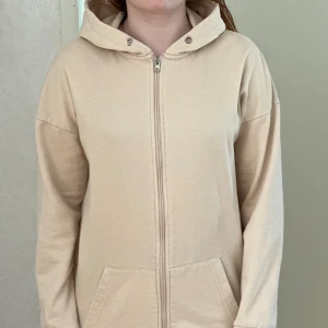 Beige zip up hoodie  - Beige hoodie från Boohoo i storlek 34🪐 Lång hoodie med dragkedja i bra skick! Snörena till luvan saknas men de är lätta att byta ut. 