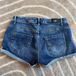Lågmidjade jeansshorts från ltb perfekt till sommaren☀️💞 Aldrig använda! Tryck gärna på köp nu!!