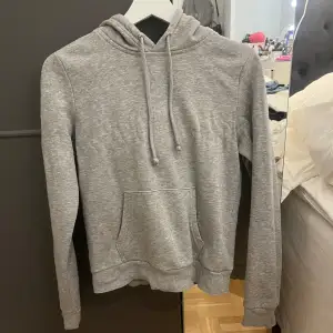 Jättefin grå hoodie i bra skick!