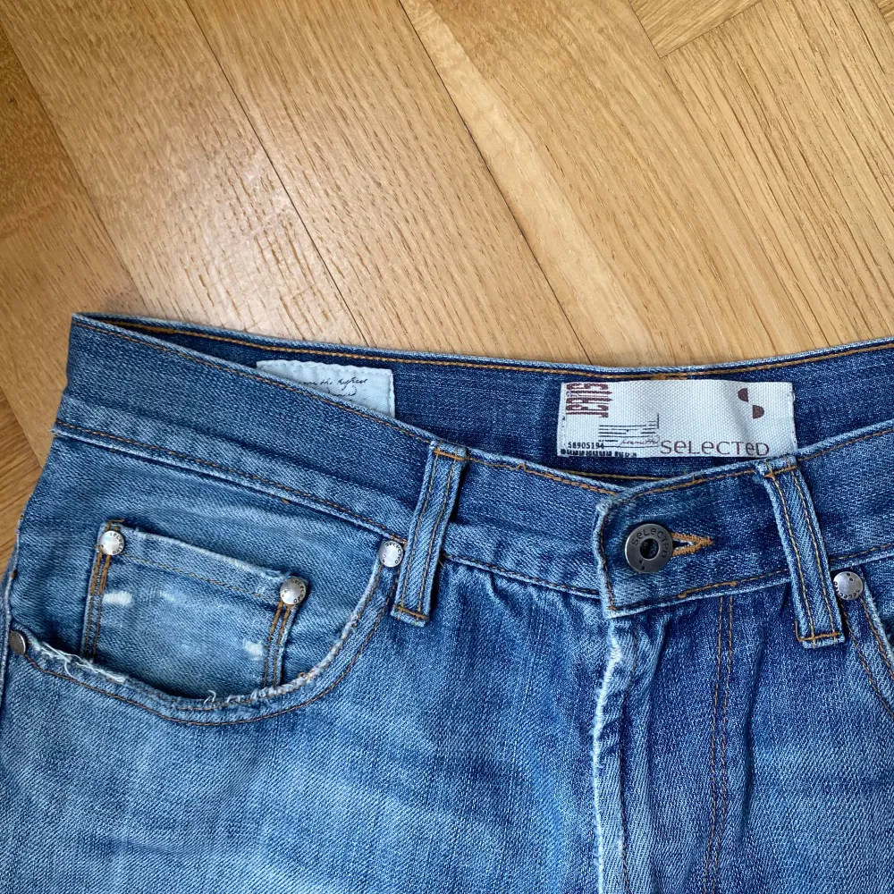Snyggt tvättade jeans i bra material. Storlek: 32/34  Pris: förslag  Slitage på ena knäet. . Jeans & Byxor.