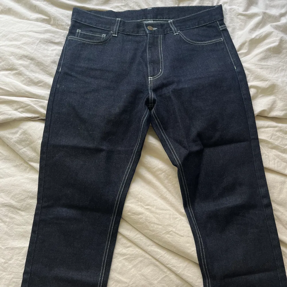 Mörkblåa raka jeans med vita sömmar från Eytys. Är knappt använda och i mycket bra skick💕. Jeans & Byxor.