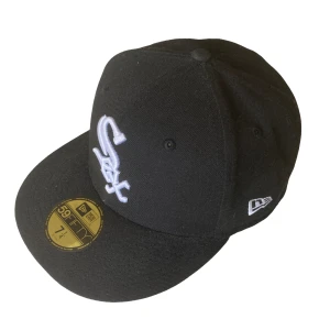 New Era Chicago White Sox 59Fifty 7 1/4 - Storlek: 7 1/4 (57.7cm) | Skick: måttligt använd, inga synliga skador eller slitage 8/10