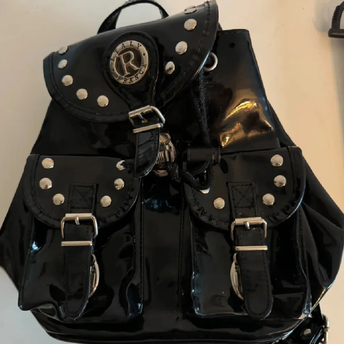 svart läder ryggsäck väska