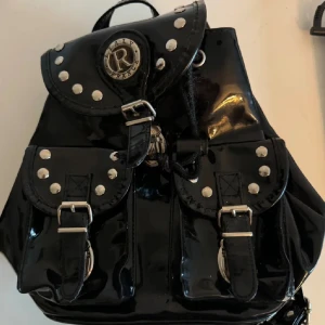 svart läder ryggsäck väska  - säljer denna ryggsäcken då den inte kommer till någon användning, den köptes second hand och är helt oanvänd av mig