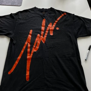 Baggy Just Liv’n T-shirt  - Mycket fin street wear t-shirt från just liv’n Står XL men passar mig som har M/L Baggy men sitter väldigt bra (Mörkgrått med orange tryck)