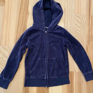 Men huvtröja strl 134/140 - Finns en byxa som matchar bland mina andra annonser. Säljes i begagnat skick. Jag är väldigt mån om mina köpare. Skulle du vara missnöjd med ditt köp så ta gärna kontakt med mig innan dåligt omdöme, så har jag en chans att rätta till det. 