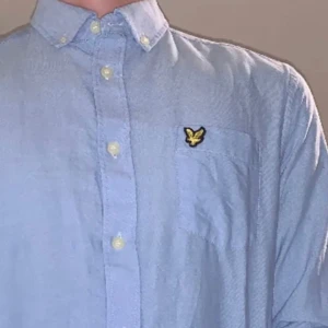 Lyle & Scott Blå Skjorta  - Helt perfekt nu inför våren och sommar! För stor på mig som är 172, rekommenderas runt för dig som är runt 180. Nypris 799, mitt pris 275. Pris kan diskuteras vid snabb affär. 