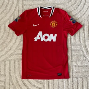 MANCHESTER UNITED FOTBOLLSTRÖJA  - ORIGINAL MANCHESTER UNITED HEMMA/ 2011-2012  Phil Jones #4  STORLEK: S PRIS: 799 SEK   OBS! Produkten stryks innan den fraktas iväg. Vid köp eller funderingar kontakta oss.   Instagram: @beyondthekits EJ REPLIKA #mufc#nike#jones