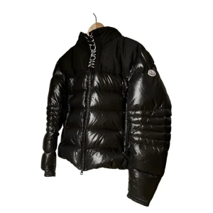 Moncler jacka  - En Moncler jacka som är i väldigt bra sick och ingen skråma med låda. Sick 9/10 Den är för liten för mig och jag är 180cm  Men lådan är lite sönder men jackan är bra  Priset går och diskutera 