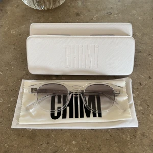 Chimi 01 - Hej! Jag säljer ett par riktigt sköna chimis i modell 01s och färgen Clear med grått glas. Dem är i oanvänt skick!  Hör av dig vid frågor👊🏼