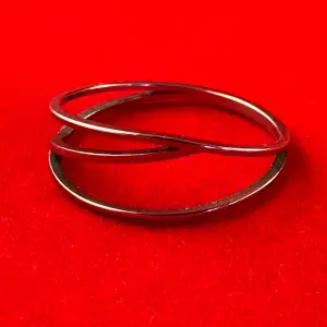 En ring i rostfritt stål med en diameter på ca 19 mm