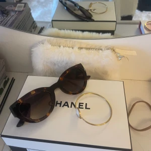 Solglasögon  - Super snygga glasögon från Pilgrim 🖤