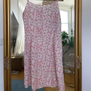 Blommig sommarklänning  - Säljer denna blommiga sommarklänning i polyester! Justerbara axelband och lite stretch bak, försluts med en diskret dragkedja i sidan! Enbart prövad och då utmärkt skick! 🌺💗  Köparen står för frakten, kan mötas upp i Uppsala eller på Gotland! 💚 