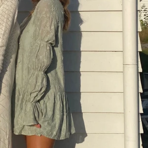 Mintgrön klänning - En otroligt söt, ljus, mintgrön klänning med blomdetaljer, snörning i ryggen och volanger på ärmarna. Använt ett par gånger men är i väldigt bra skick! Perfekt till sommaren🥹 Köpt från NA-KD i strl 34. Säljer för 159 kr ❤️