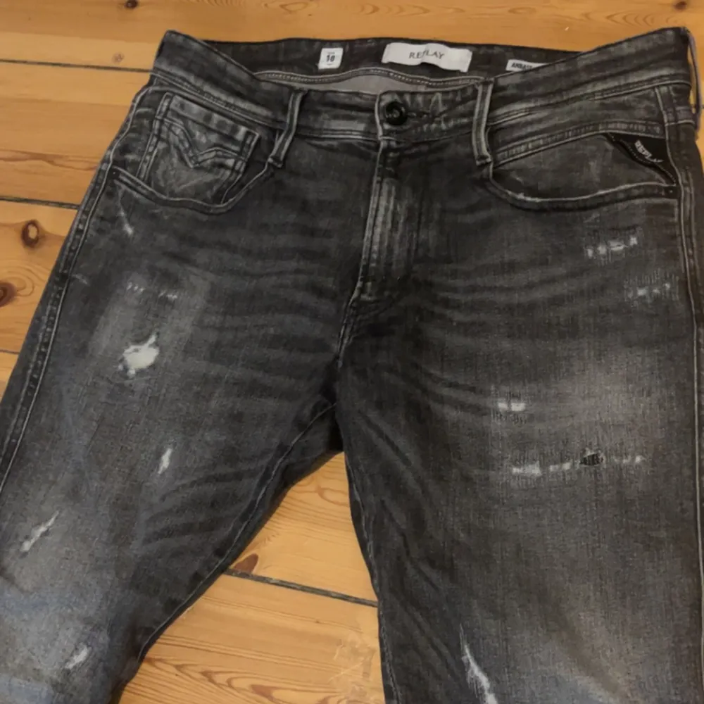 Replay anbass i sällsynt färg Storlek: w32 l30 Jätte fetta jeans med sköna slitningar  Köpt för 1700kr. Jeans & Byxor.