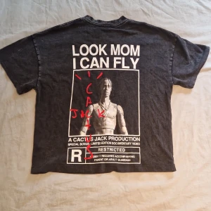 Cactus Jack T-Shirt - Cactus Jack t-shirt, rapparen Travis Scotts märke. Strl M men är upsydd. Skicka prisförslag