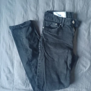 Jeans - För korta men är extremt bekväma, dom är slimfit men inte för tajta Använda ett par gånger