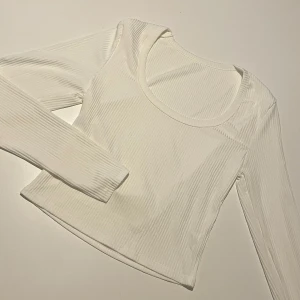 Vit tröja - Vit ribbad tröja i skönt material, oanvänd 