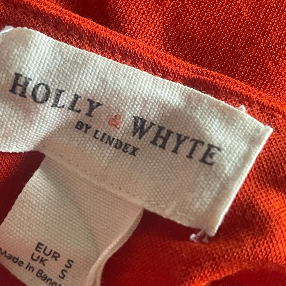 Säljer denna jätte söta tröjan från Holly and whyte by Lindex som jag haft i många pr men bara har varit i min garderob liggandes. Den är orange!! Inte röd ljuset gör så att den ser ut och vara röd ❣️Pris går att diskuteras ❣️❣️. Tröjor & Koftor.