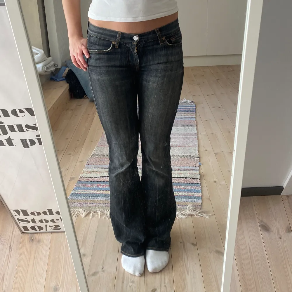 supersnygga lågmidjade jeans från 7 for all mankind köpta secondhand🙌🙌 Bra skick förutom ett litet hål mellan benen går att laga. jag är 170 för referens kom privat för mått🤗 ❗️kolla min profil har lagt upp flera jeans!!❗️. Jeans & Byxor.