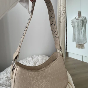 Väska - Beige väska från Gina tricot aldrig använd✨🎀