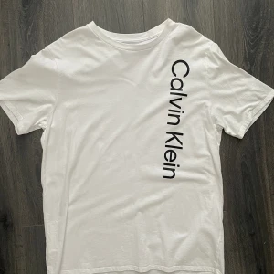 Calvin Klein t shirt  - En t shirt jag köpte i USA, den var för stor. Aldrig använt, sitter fint och i utmärkt skick. Går inte att få tag på internet vad jag ser iaf.  