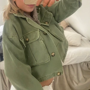 Militär grön jeansjacka  - Militärgrön jeansjacka från Gina tricot 💗