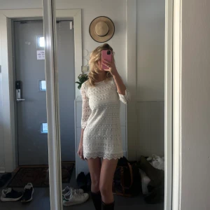 Klänning - Så gullig klänning från H&M😍 Köpt för många år sedan. Tror aldrig den kom till användning, iallafall inte mer än en gång. Perfekt nu till student!💐☀️ storlek XS