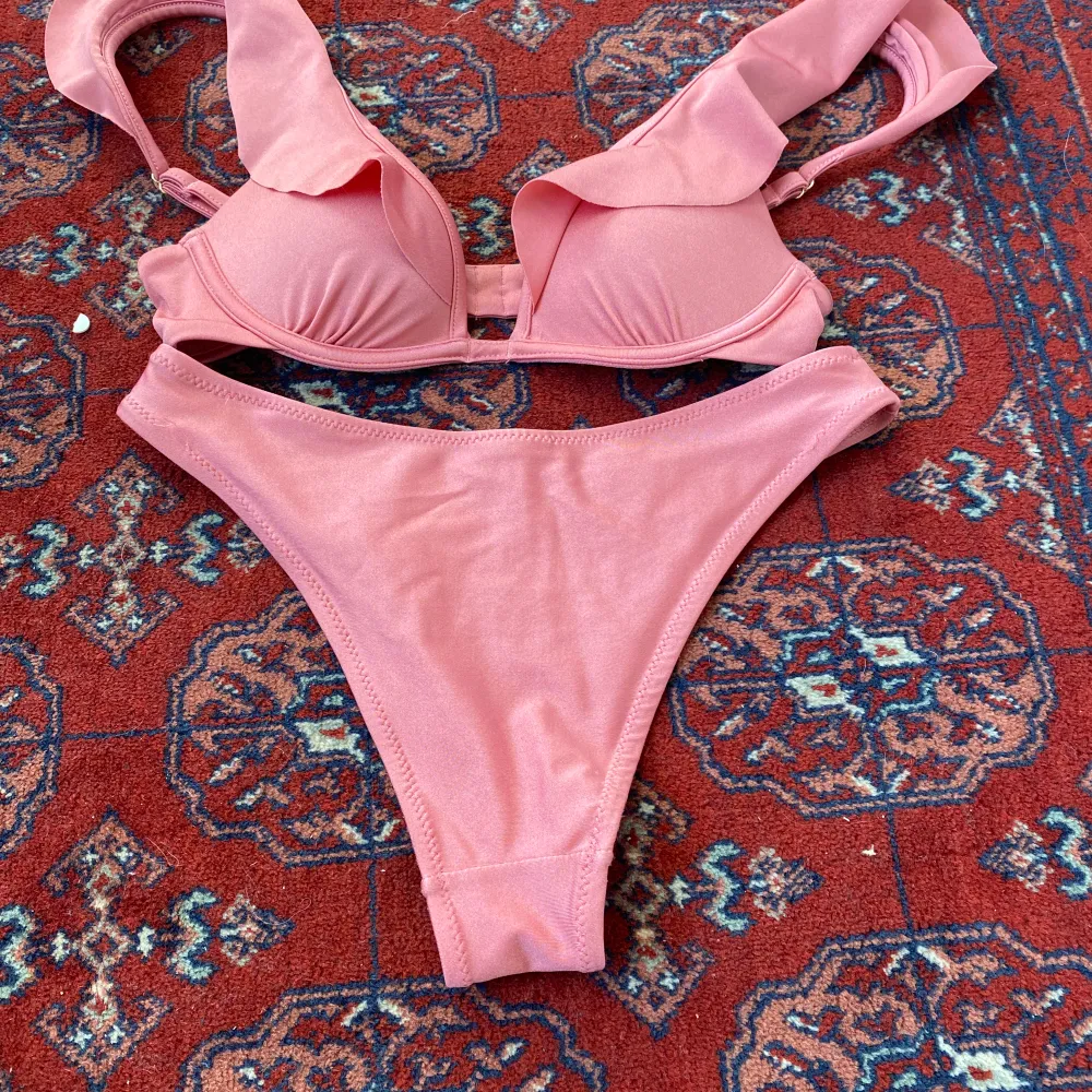 Säljer denna fina rosa bikinin från hm i storlek S. Har adlig används. Övrigt.