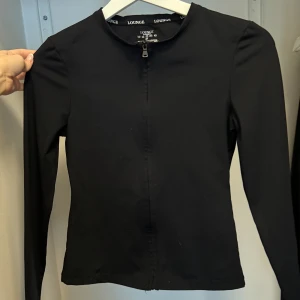 Lounge tröja - Zip-up tröja från Lounge. Storlek M, men passar som Xs-S.