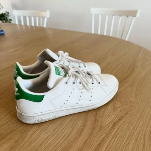 Skit snygga Stan Smith - Säljer mina Stan Smith då jag inte använder dem längre. Använda ett fåtal gånger.  Är väldigt fina. 