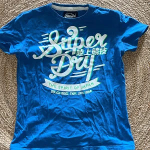 Super dry Tee - Vintage super dry t-shirt som säljs pga att den inte kommer till användning längre 