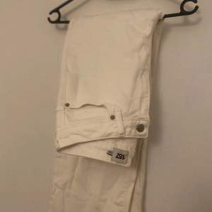 Säljer helt oanvända vita jeans perfekta till sommaren Nypris-400 