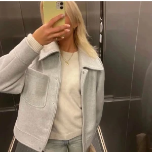 grå kappa - en likande kappa som den på bilden! knappt använd. Kom privat för egna bilder då den inte ser ut exakt så som på bilden!❤️