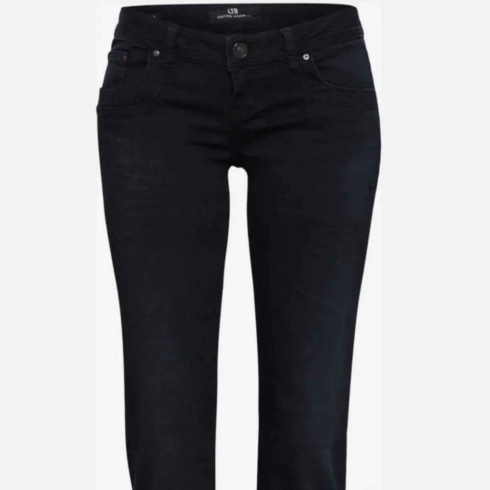 Jätte snygga Ltb jeans i modellen valerie. Storlek 25/34 men kan tänka mig byta mot 24/34 eller sälja💞kom privat för egna bilder!! säljer inte under 700 för dem köptes för 1000kr och är i nyskick❤️. Jeans & Byxor.