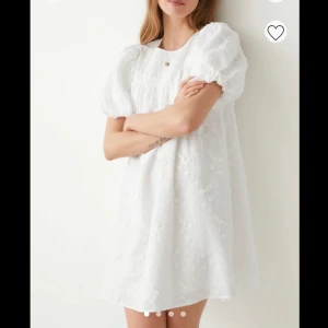 Student/konfirmations klänning - Jättefin klänning från & Other Stories som jag endast använt 1 enda gång på min konfirmation!💘Pefekt till studenten eller konfirmationen!! Har ingen använding för den längre och om du har några funderingar är det bara att fråga!💞 Nypris: 890kr