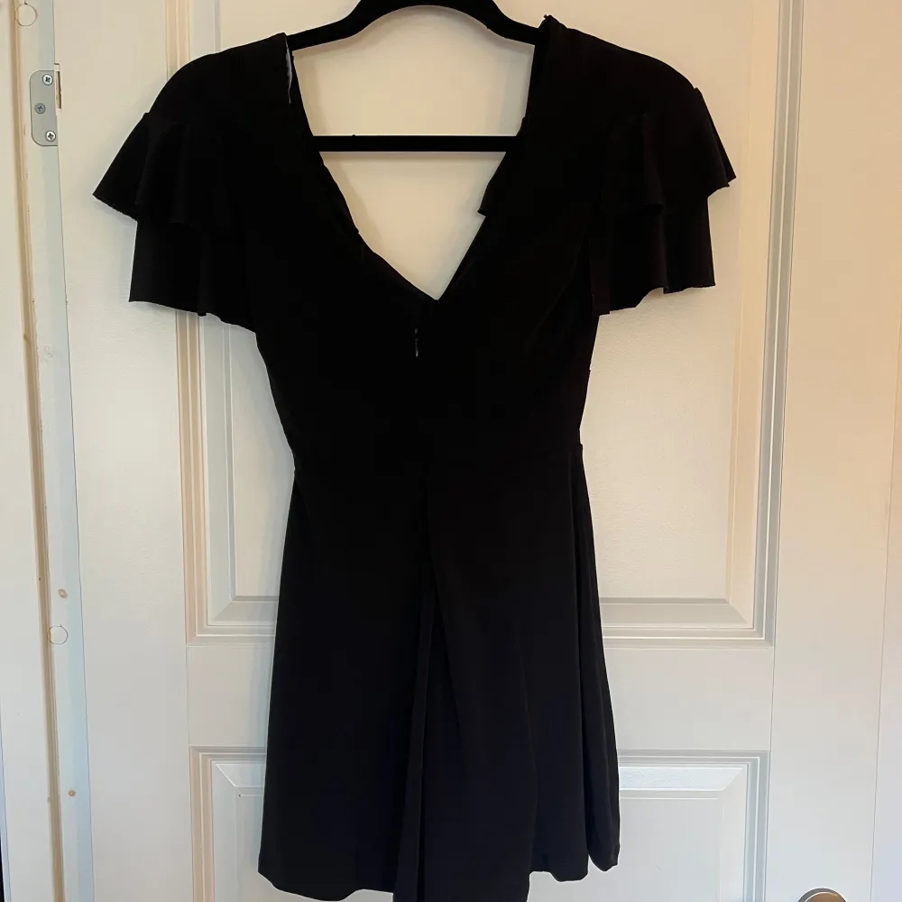 Svart jumpsuit/playsuit med volanger, köpt från bershka, storlek XS. Klänningar.