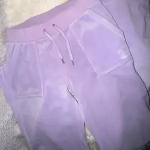 Unik ljuslila färg på juicy couture byxor som inte säljs längre, storlek XS. Passar XXS & S. Med fickor bak och fram