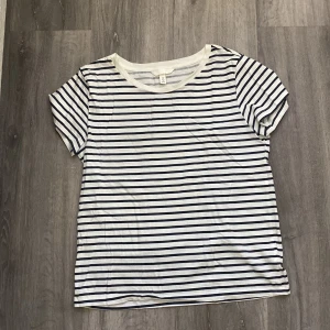 Randig t-shirt - Har ej kommit till anvädning