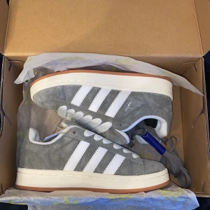 Adidas Campus 00s - Fräscha Campus 00s, dem klassiska campusen är tillbaka. Perfekta att starta sommarn med!✅  Skriv i pm vid frågor eller funderingar💙