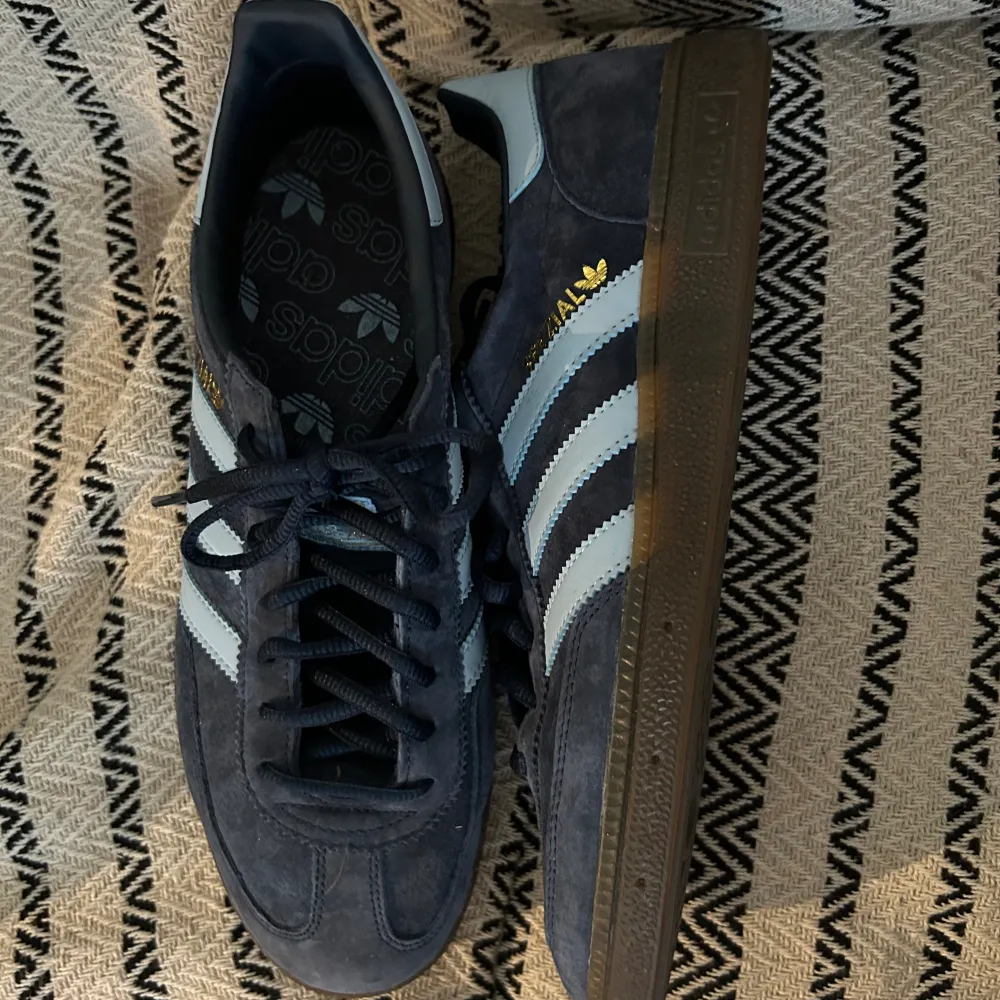Ett par oanvända Adidas Spezial skor i blå färg 💙🩵Superfina och trendiga men tyvärr för stora för mig. Nypris 1249kr. Skor.