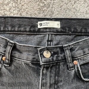 Svarta lågmidjade jeans!  - Svarta lågmidjade jeans från Gina tricot. Bra skick💓