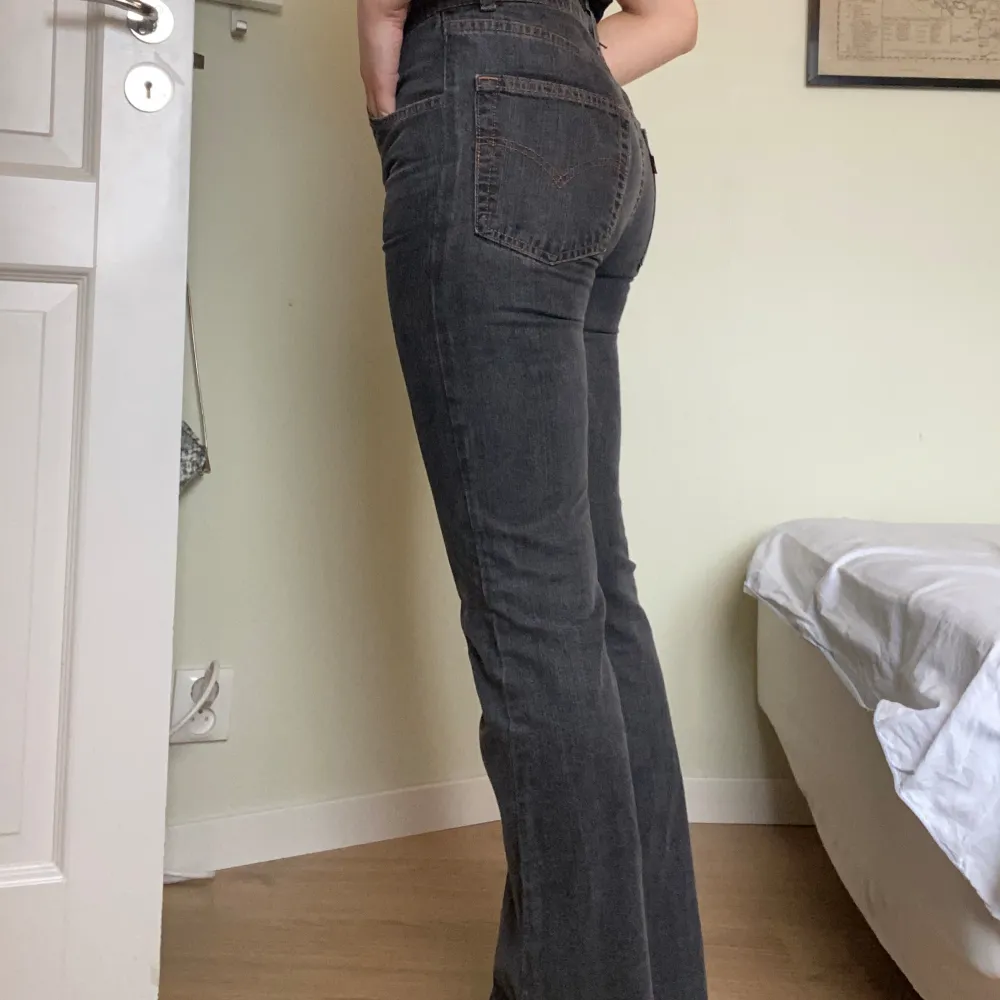 Levis jeans med medelhög/låg midja.  Jag på bilderna är 163cm lång och bär oftast strl 34/36, dessa är något långa och små på mig. . Jeans & Byxor.