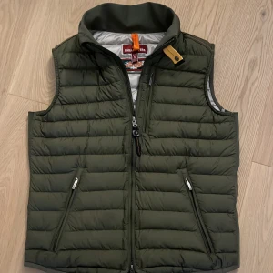 Parajumper väst, grön - Västen är i storlek s men skulle säga att den passar m också. Den är i väldigt bra skick. Pris kan diskuteras