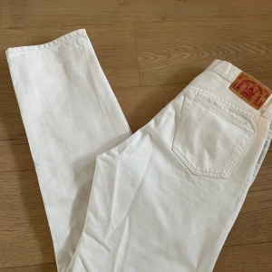 Jeans DrDenim - Säljer dessa feta beige jeans från drdenim. Passform: Rak Dem är i ganska bra skick! Storlek W28L32 Hör av dig!