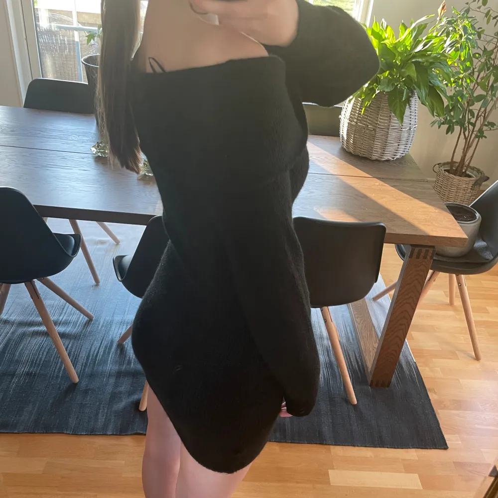 Svart offshoulder klänning från H&M. Längd ca 80 cm, väldigt stretchig!!!💞Använd ett fåtal gånger. Skriv om ni vill ha mer bilder eller har några frågor💞💞. Klänningar.