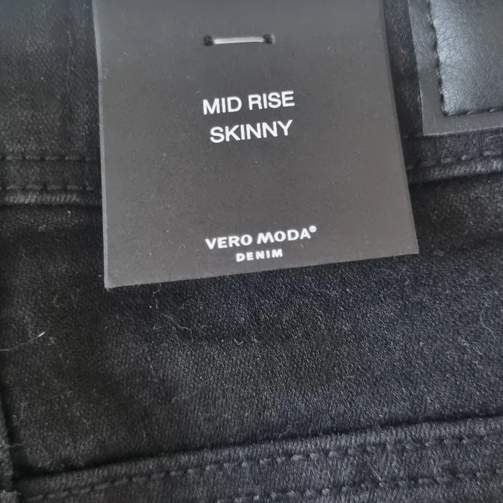 Nya svarta jeans med prislappar kvar. . Jeans & Byxor.