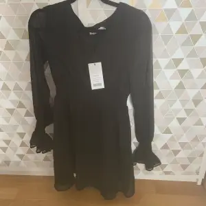 Jätte fin svart klänning! Helt ny men säljer för att den ej passar mig och hann inte skicka tbx den💗