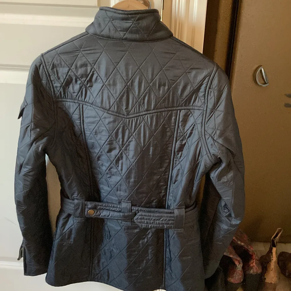 Säljer denna helt nya mörkblå BARBOUR jacka i modellen Quilted Jacket- Navy blue. Jackan har ett bälte som man spänner fast runt midjan🫶🏼.            Nyttpris var 2399kr och säljer för 700kr eller högst bud! Säljer då jag köpte en annan🫶🏼. Jackor.