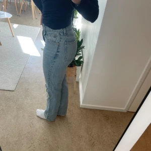 Zara jeans - Ett par ljusa jeans från zara med medelhög midja, storlek 36. Sparsamt använda.
